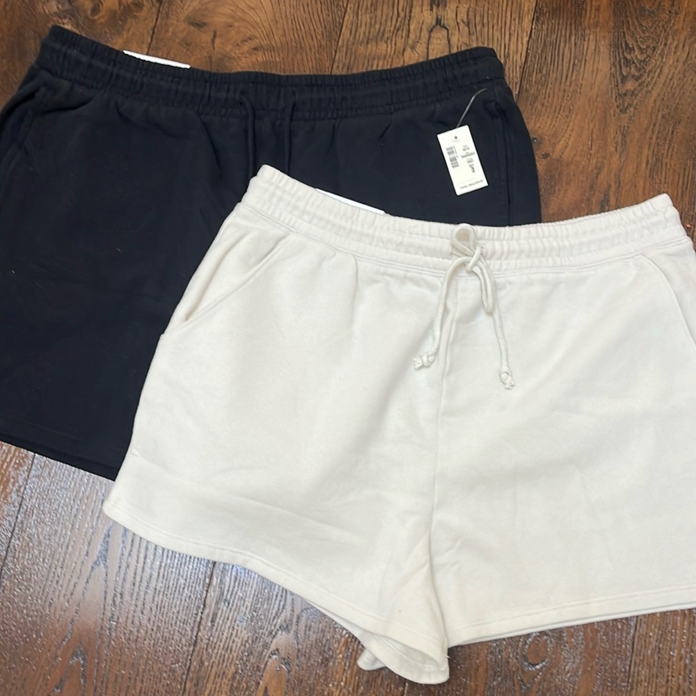 AERO
SLOUCHY SHORTS BLAVK & OFF WHITE LARGE  NEW